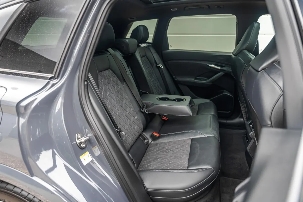 388pk S Edition Quattro 100 kWh | Panoramadak | Luchtvering | Trekhaak | Topview | Sportstoel Plus | Bijrijdersscherm | Stuur- / Stoelverwarming