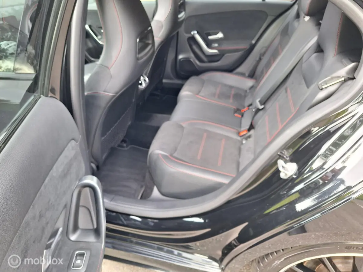 200 AMG Line NL-Auto ! BTW-Auto ! Panoramadak, 19" LM-velgen, Cruise-Control, Climate-Control, Led, Verwarmde voorstoelen.