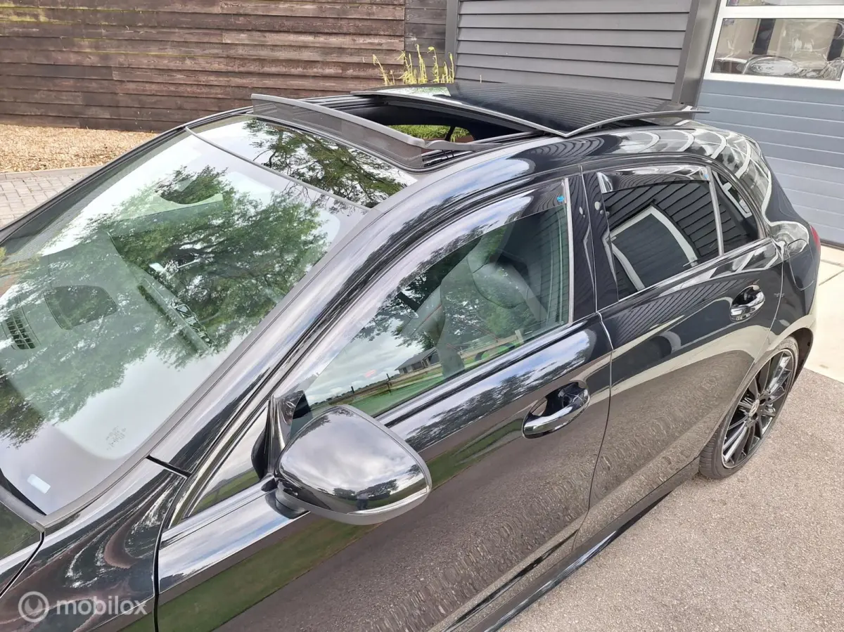 200 AMG Line NL-Auto ! BTW-Auto ! Panoramadak, 19" LM-velgen, Cruise-Control, Climate-Control, Led, Verwarmde voorstoelen.