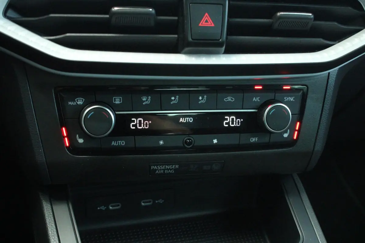 1.0 EcoTSI 95pk Style Business Intense | Cruise Control | Apple CarPlay/ Android auto | Parkeersensoren voor/ Achter | Stoelverwarming | Airco Automatische