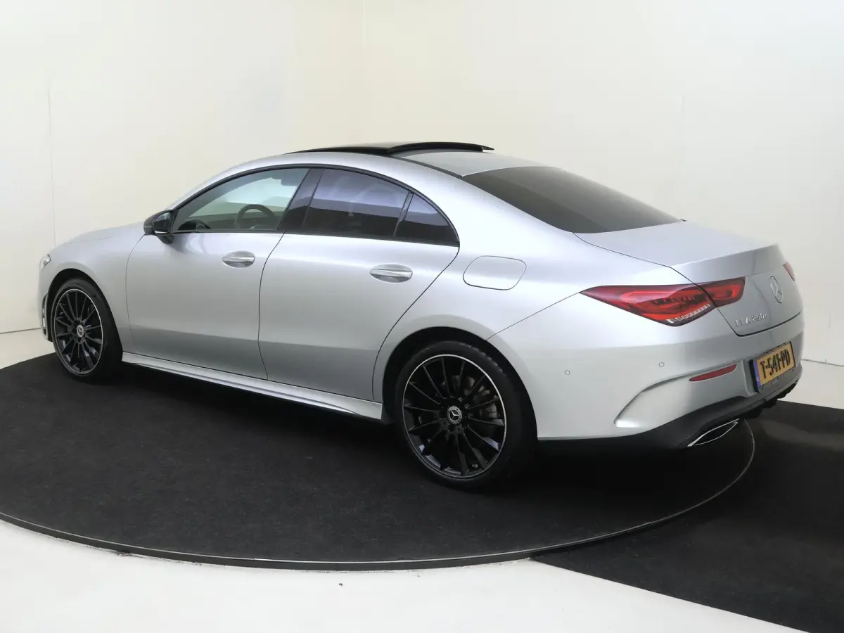 250 e AMG Line Panoramadak / Multispaakvelgen / Parkeercamera / Sfeerverlichting / Nightpakket /