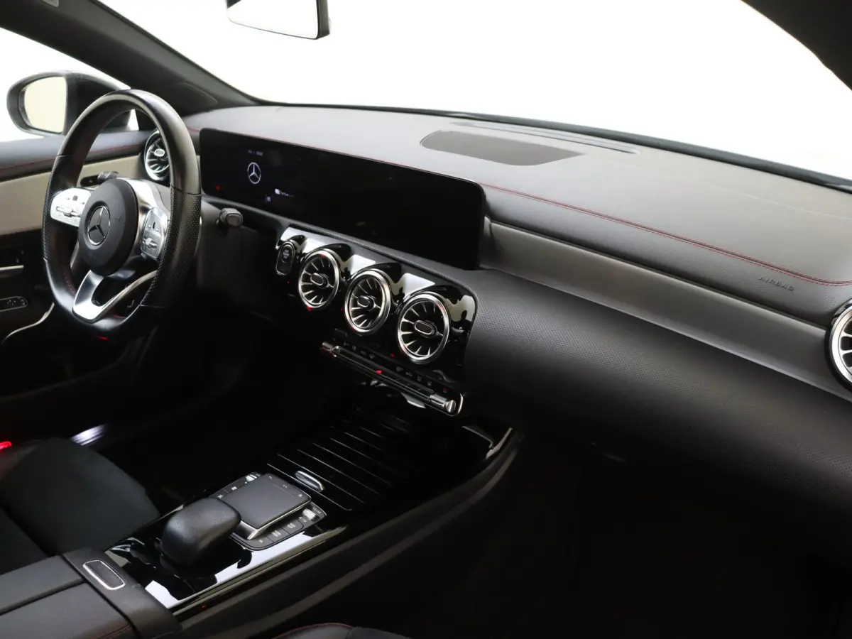 250 e AMG Line Panoramadak / Multispaakvelgen / Parkeercamera / Sfeerverlichting / Nightpakket /