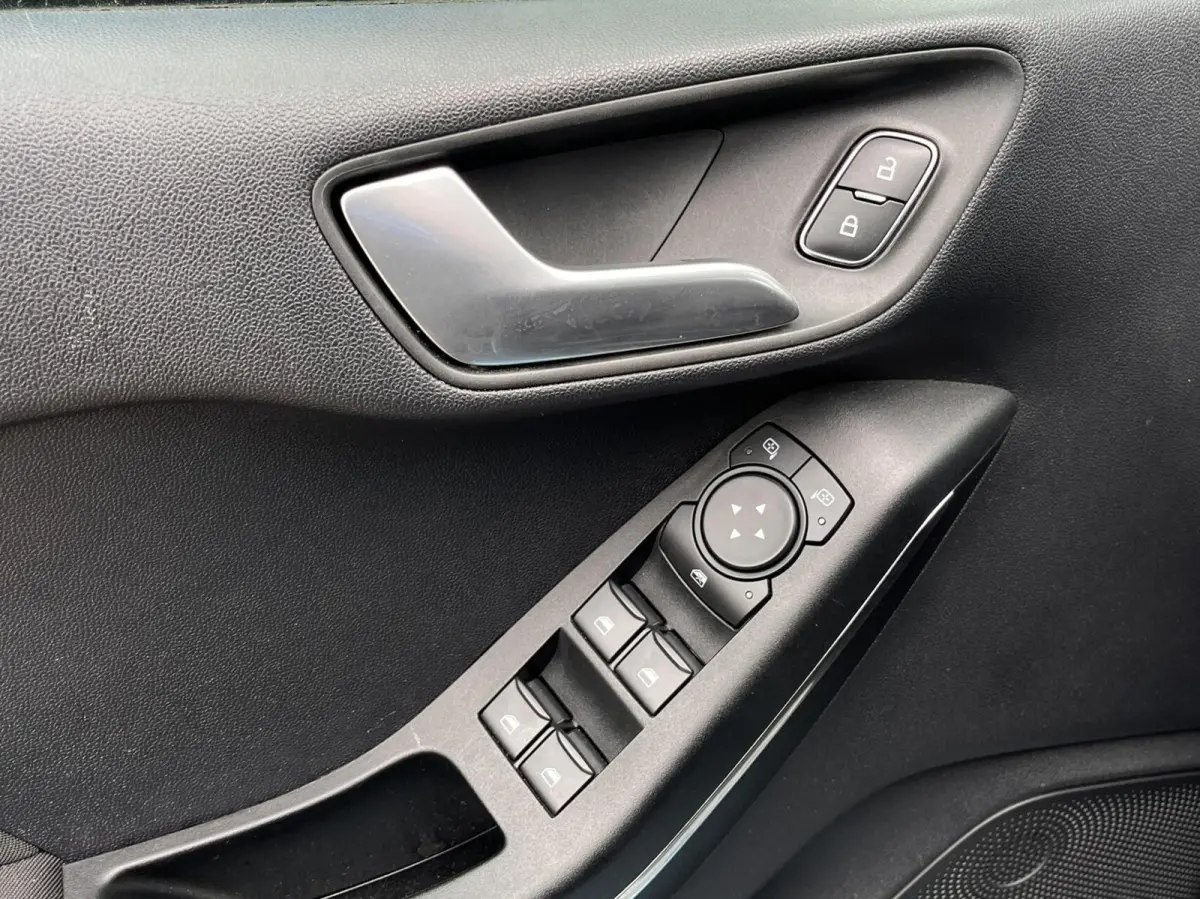 1.0 EcoBoost Hybrid ST-Line 125PK Cruise Carplay-Navi Climate Parkeersensoren Achter 17'' Velgen Privacy Glass *Sportief*
