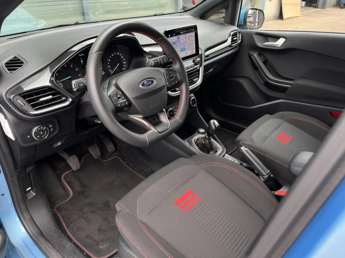 1.0 EcoBoost Hybrid ST-Line 125PK Cruise Carplay-Navi Climate Parkeersensoren Achter 17'' Velgen Privacy Glass *Sportief*