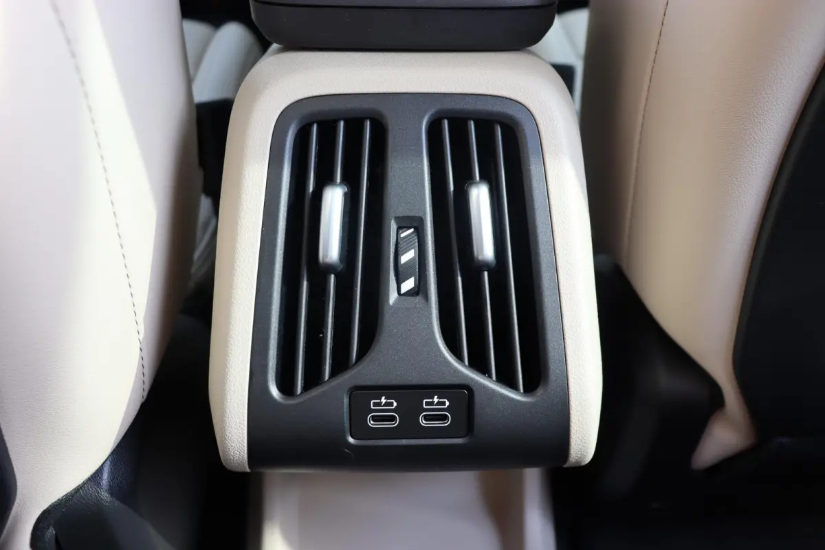 225e xDrive Premium Pack/ Comfort Pack/ Travel Pack/ Panoramadak/  Verwarmd Stuurwiel/ Comfort Acces/ Elektrische Trekhaak / Lentevoordeel