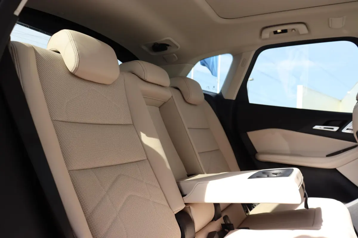 225e xDrive Premium Pack/ Comfort Pack/ Travel Pack/ Panoramadak/  Verwarmd Stuurwiel/ Comfort Acces/ Elektrische Trekhaak / Lentevoordeel
