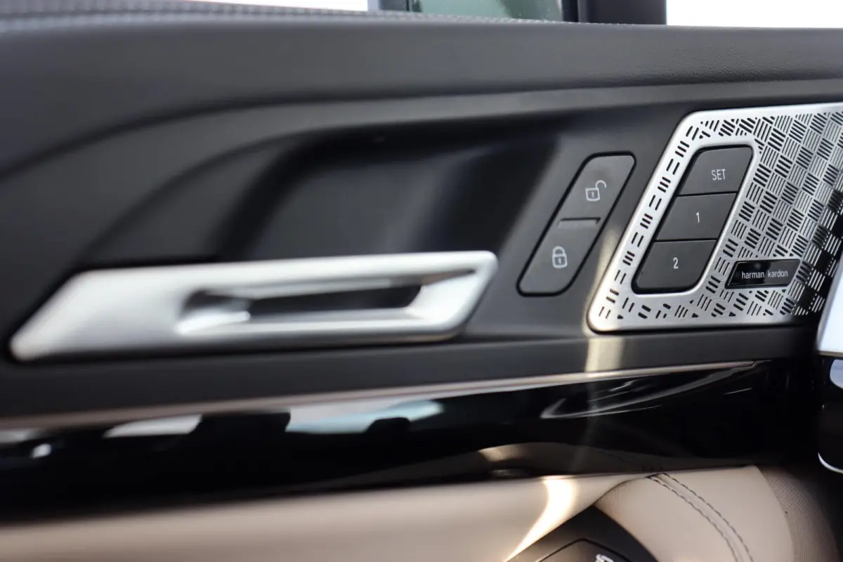 225e xDrive Premium Pack/ Comfort Pack/ Travel Pack/ Panoramadak/  Verwarmd Stuurwiel/ Comfort Acces/ Elektrische Trekhaak / Lentevoordeel