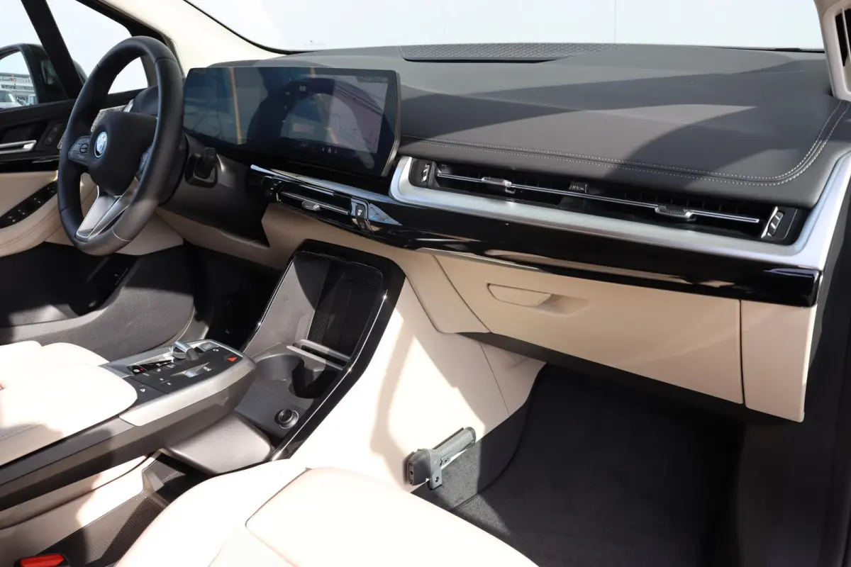 225e xDrive Premium Pack/ Comfort Pack/ Travel Pack/ Panoramadak/  Verwarmd Stuurwiel/ Comfort Acces/ Elektrische Trekhaak / Lentevoordeel