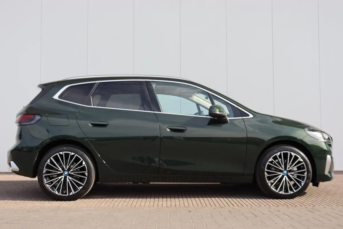 225e xDrive Premium Pack/ Comfort Pack/ Travel Pack/ Panoramadak/  Verwarmd Stuurwiel/ Comfort Acces/ Elektrische Trekhaak / Lentevoordeel