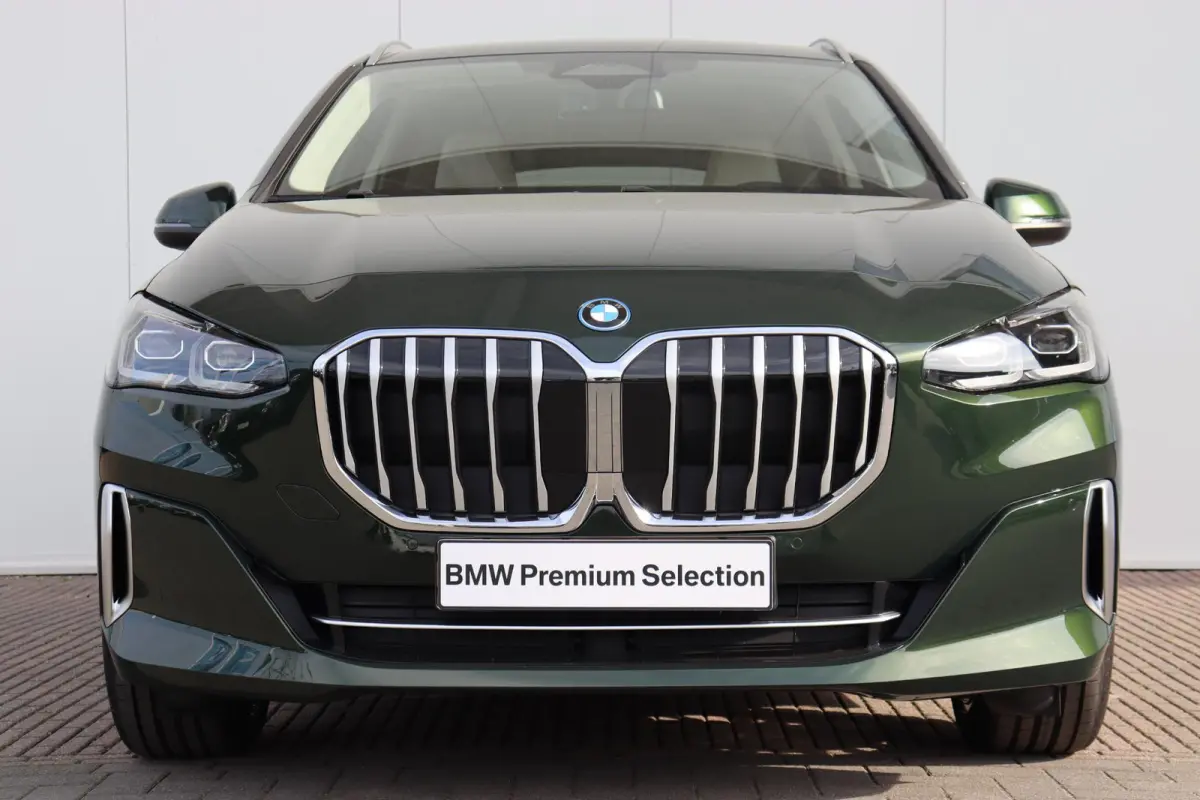 225e xDrive Premium Pack/ Comfort Pack/ Travel Pack/ Panoramadak/  Verwarmd Stuurwiel/ Comfort Acces/ Elektrische Trekhaak / Lentevoordeel