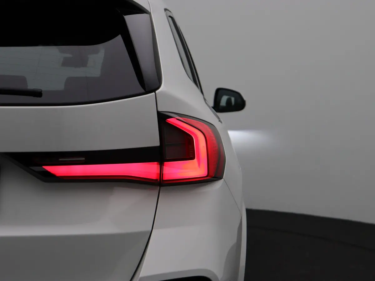 eDrive20 M Sport Edition | M Sportpakket Pro | SoH 100% | Premium Pack | Comfort Pack | Trekhaak | Elektrisch Verstelbare Sportstoelen | Driving Assistant Plus | Harman Kardon | 19''
