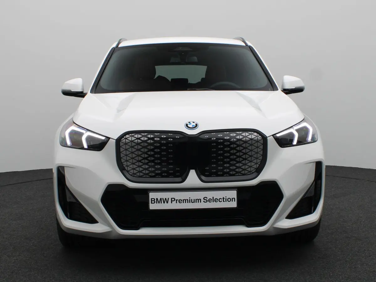 eDrive20 M Sport Edition | M Sportpakket Pro | SoH 100% | Premium Pack | Comfort Pack | Trekhaak | Elektrisch Verstelbare Sportstoelen | Driving Assistant Plus | Harman Kardon | 19''