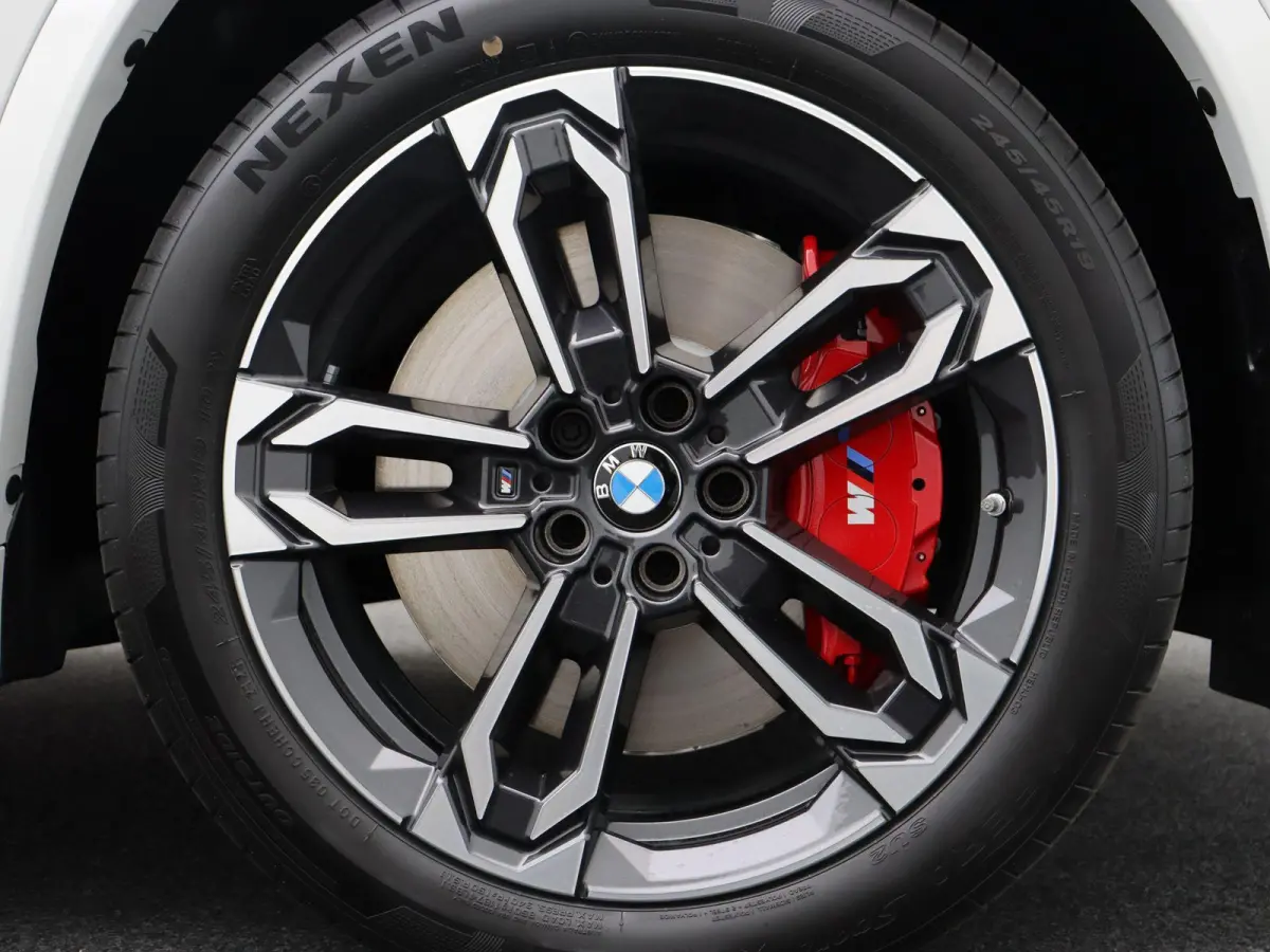 eDrive20 M Sport Edition | M Sportpakket Pro | SoH 100% | Premium Pack | Comfort Pack | Trekhaak | Elektrisch Verstelbare Sportstoelen | Driving Assistant Plus | Harman Kardon | 19''