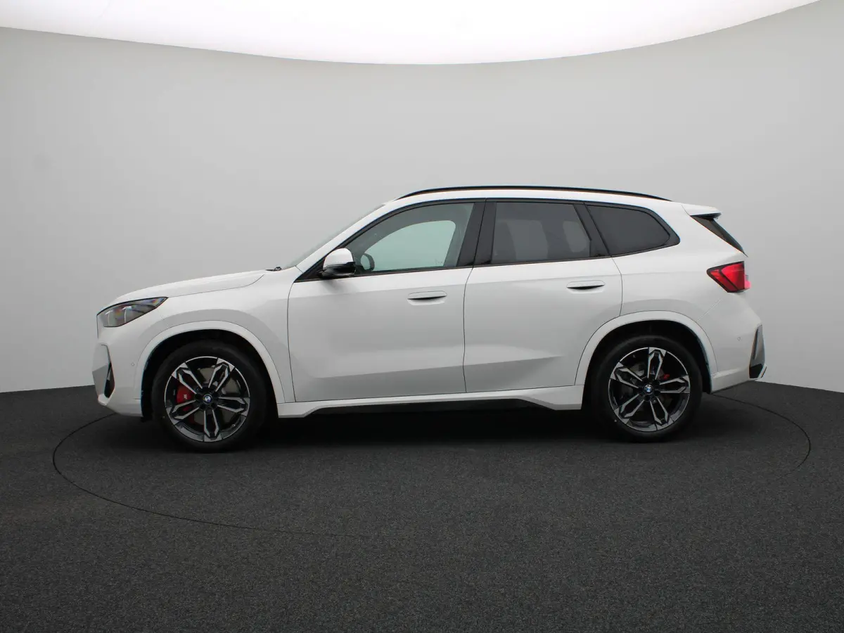 eDrive20 M Sport Edition | M Sportpakket Pro | SoH 100% | Premium Pack | Comfort Pack | Trekhaak | Elektrisch Verstelbare Sportstoelen | Driving Assistant Plus | Harman Kardon | 19''