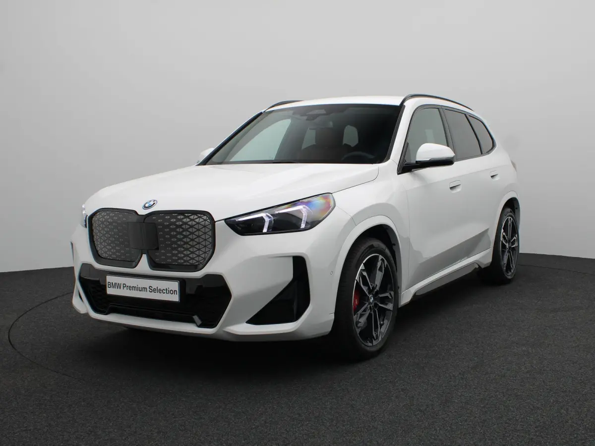 eDrive20 M Sport Edition | M Sportpakket Pro | SoH 100% | Premium Pack | Comfort Pack | Trekhaak | Elektrisch Verstelbare Sportstoelen | Driving Assistant Plus | Harman Kardon | 19''