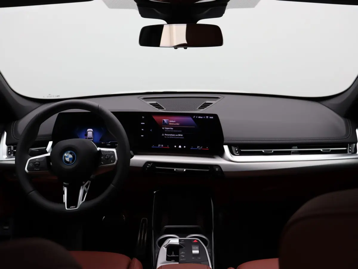 eDrive20 M Sport Edition | M Sportpakket Pro | SoH 100% | Premium Pack | Comfort Pack | Trekhaak | Elektrisch Verstelbare Sportstoelen | Driving Assistant Plus | Harman Kardon | 19''