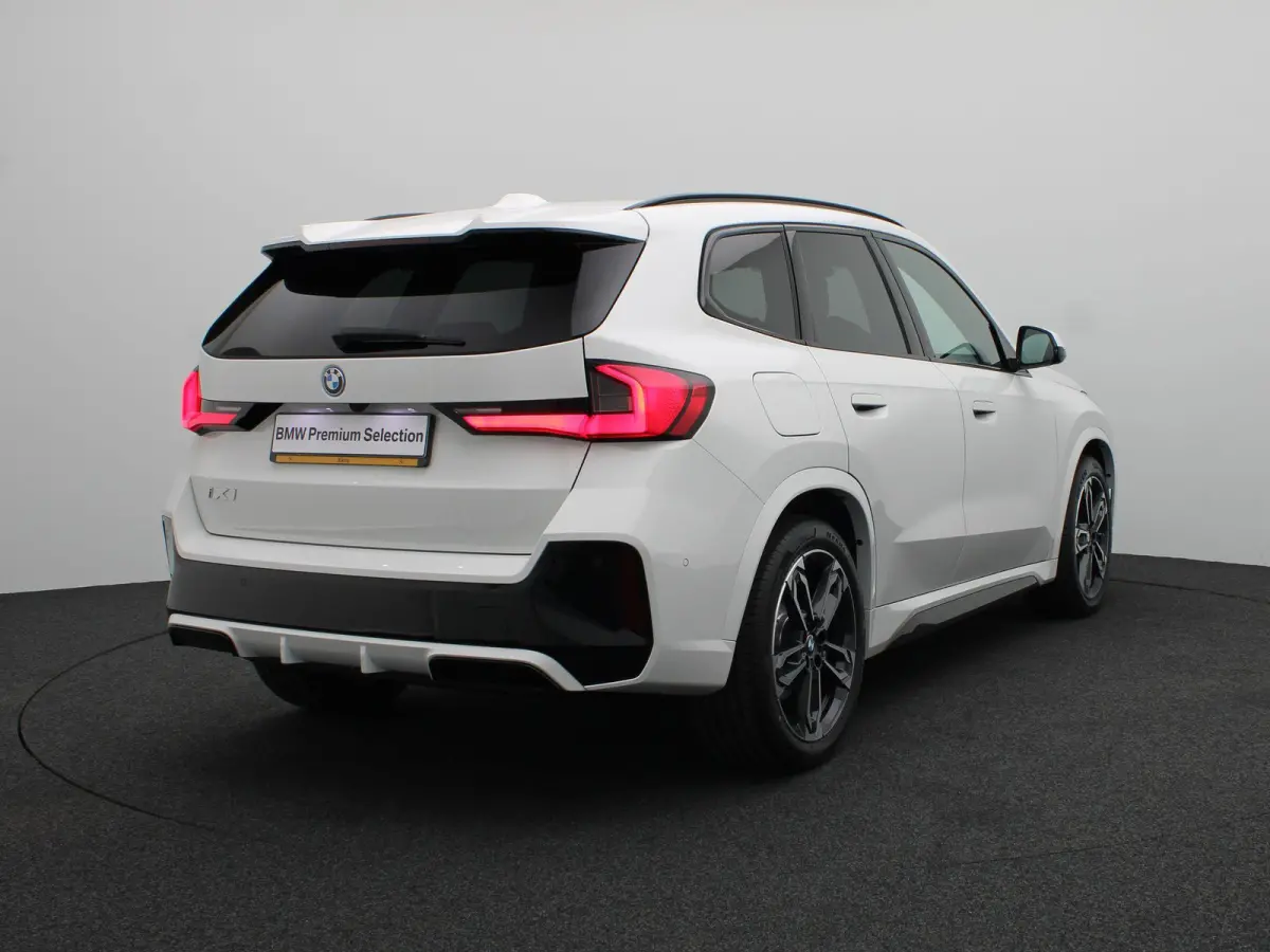 eDrive20 M Sport Edition | M Sportpakket Pro | SoH 100% | Premium Pack | Comfort Pack | Trekhaak | Elektrisch Verstelbare Sportstoelen | Driving Assistant Plus | Harman Kardon | 19''