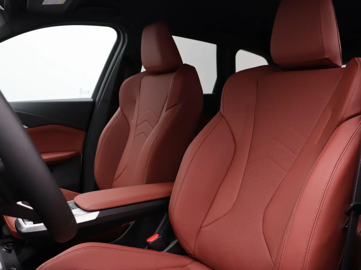 eDrive20 M Sport Edition | M Sportpakket Pro | SoH 100% | Premium Pack | Comfort Pack | Trekhaak | Elektrisch Verstelbare Sportstoelen | Driving Assistant Plus | Harman Kardon | 19''