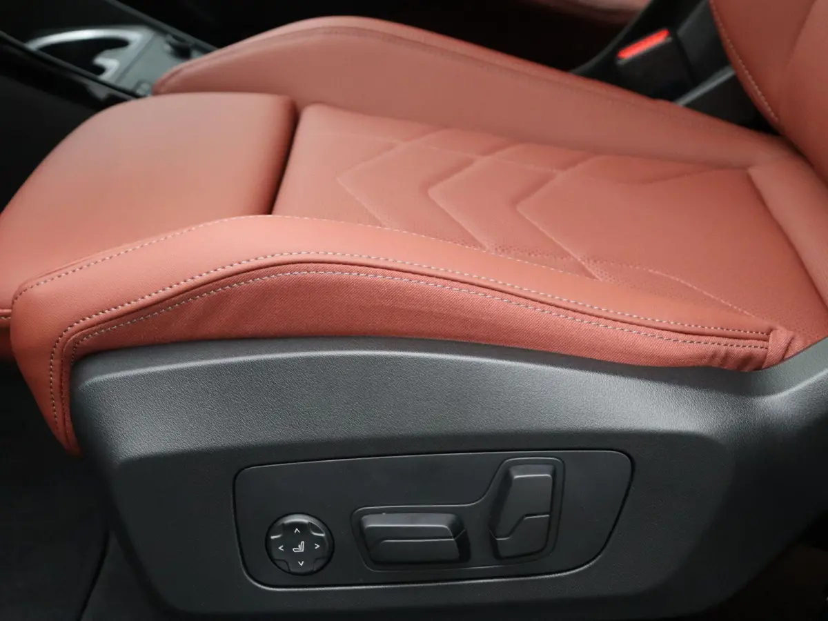 eDrive20 M Sport Edition | M Sportpakket Pro | SoH 100% | Premium Pack | Comfort Pack | Trekhaak | Elektrisch Verstelbare Sportstoelen | Driving Assistant Plus | Harman Kardon | 19''