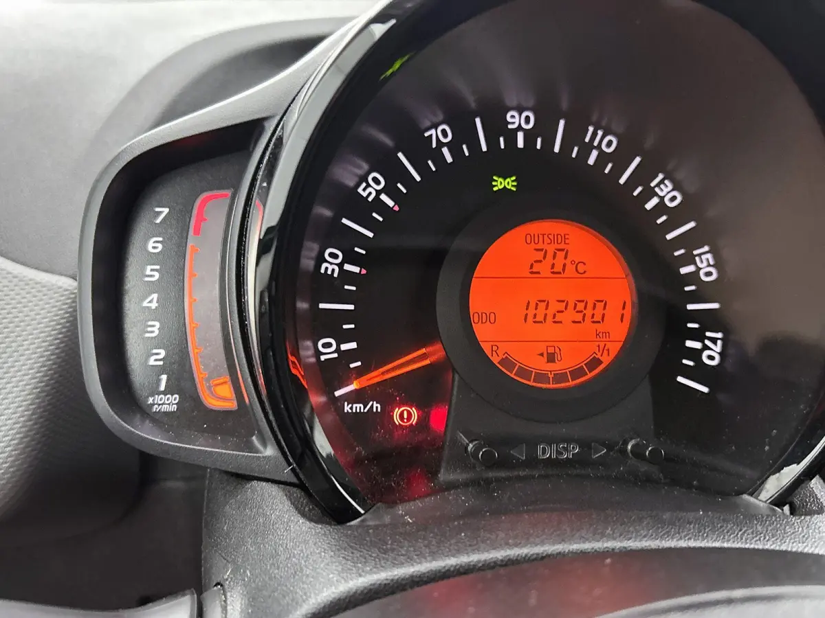 1.0 e-VTi Allure | Appe Carplay/Android Auto | Achteruitrij Camera | Airco | Snelheidsbegrenzer | Privacy Glas | 15" LMV |