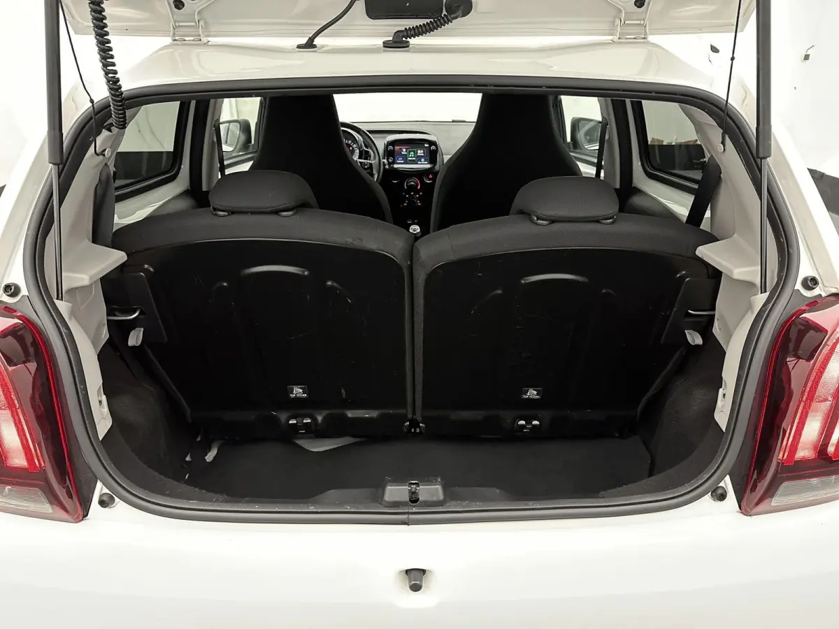 1.0 e-VTi Allure | Appe Carplay/Android Auto | Achteruitrij Camera | Airco | Snelheidsbegrenzer | Privacy Glas | 15" LMV |