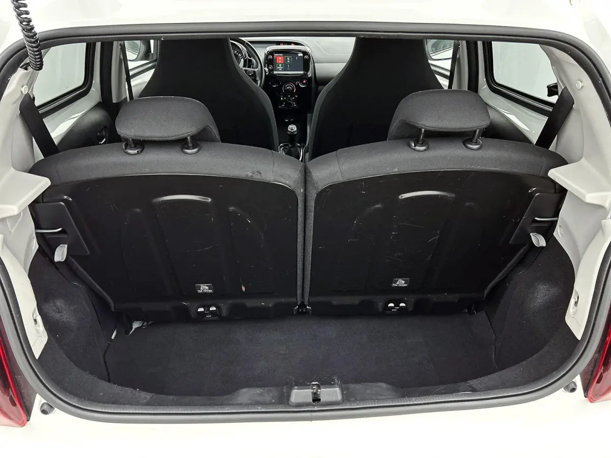 1.0 e-VTi Allure | Appe Carplay/Android Auto | Achteruitrij Camera | Airco | Snelheidsbegrenzer | Privacy Glas | 15" LMV |