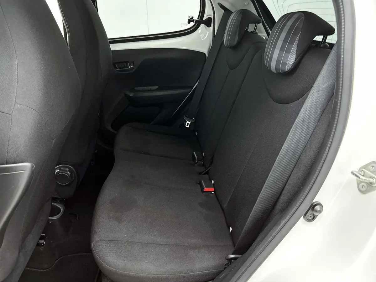 1.0 e-VTi Allure | Appe Carplay/Android Auto | Achteruitrij Camera | Airco | Snelheidsbegrenzer | Privacy Glas | 15" LMV |