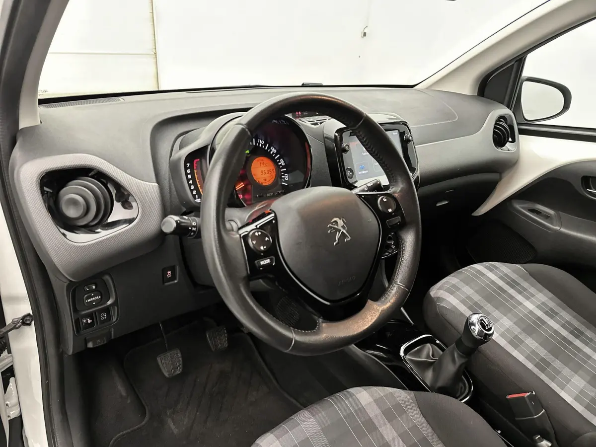 1.0 e-VTi Allure | Appe Carplay/Android Auto | Achteruitrij Camera | Airco | Snelheidsbegrenzer | Privacy Glas | 15" LMV |