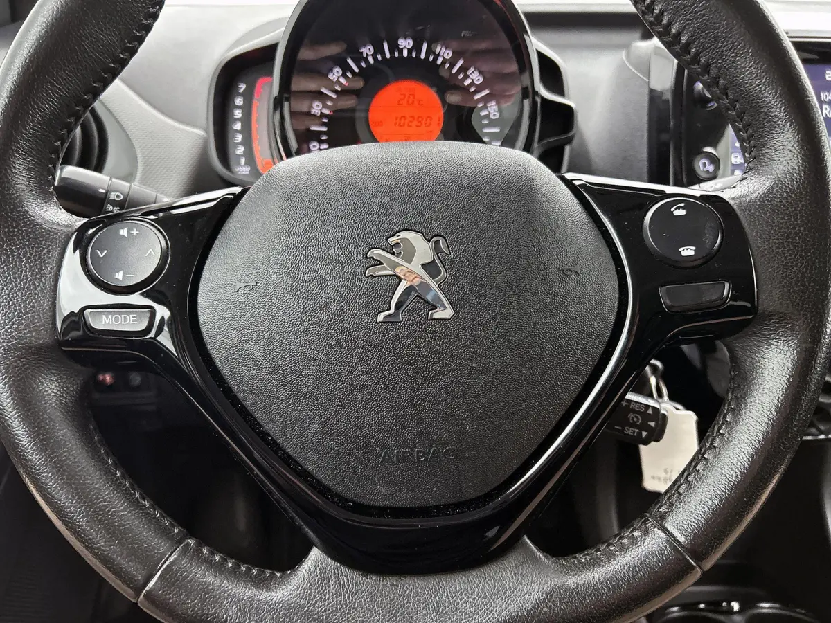 1.0 e-VTi Allure | Appe Carplay/Android Auto | Achteruitrij Camera | Airco | Snelheidsbegrenzer | Privacy Glas | 15" LMV |