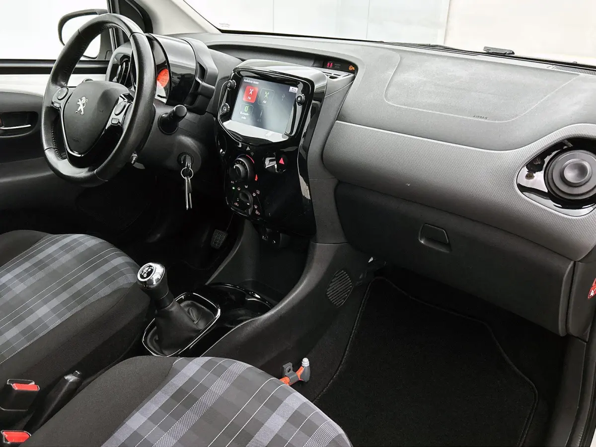 1.0 e-VTi Allure | Appe Carplay/Android Auto | Achteruitrij Camera | Airco | Snelheidsbegrenzer | Privacy Glas | 15" LMV |