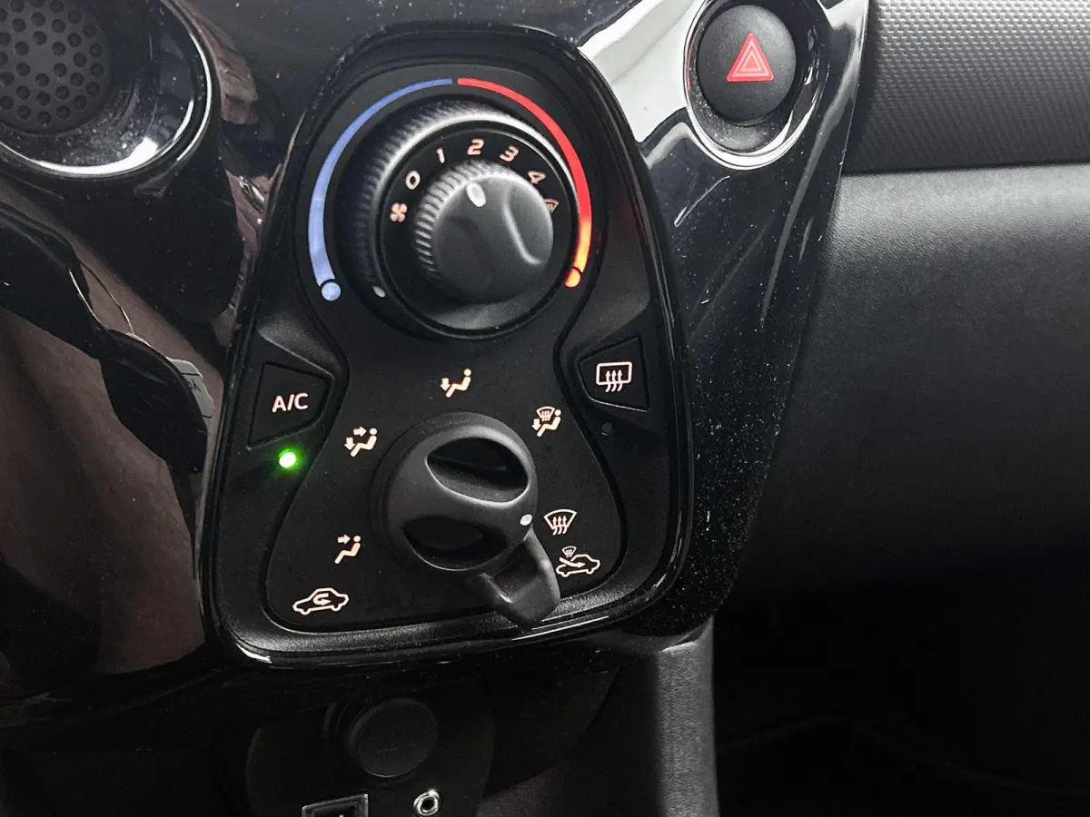 1.0 e-VTi Allure | Appe Carplay/Android Auto | Achteruitrij Camera | Airco | Snelheidsbegrenzer | Privacy Glas | 15" LMV |