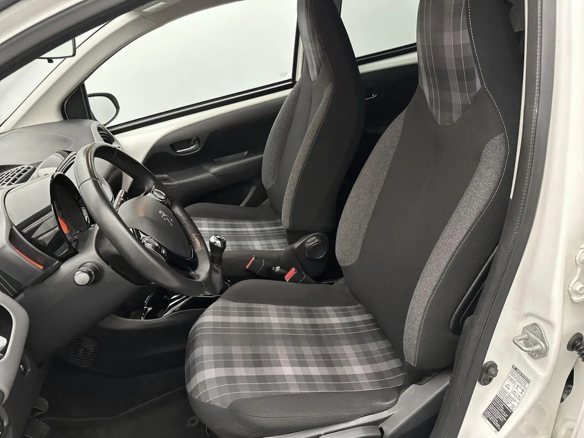 1.0 e-VTi Allure | Appe Carplay/Android Auto | Achteruitrij Camera | Airco | Snelheidsbegrenzer | Privacy Glas | 15" LMV |