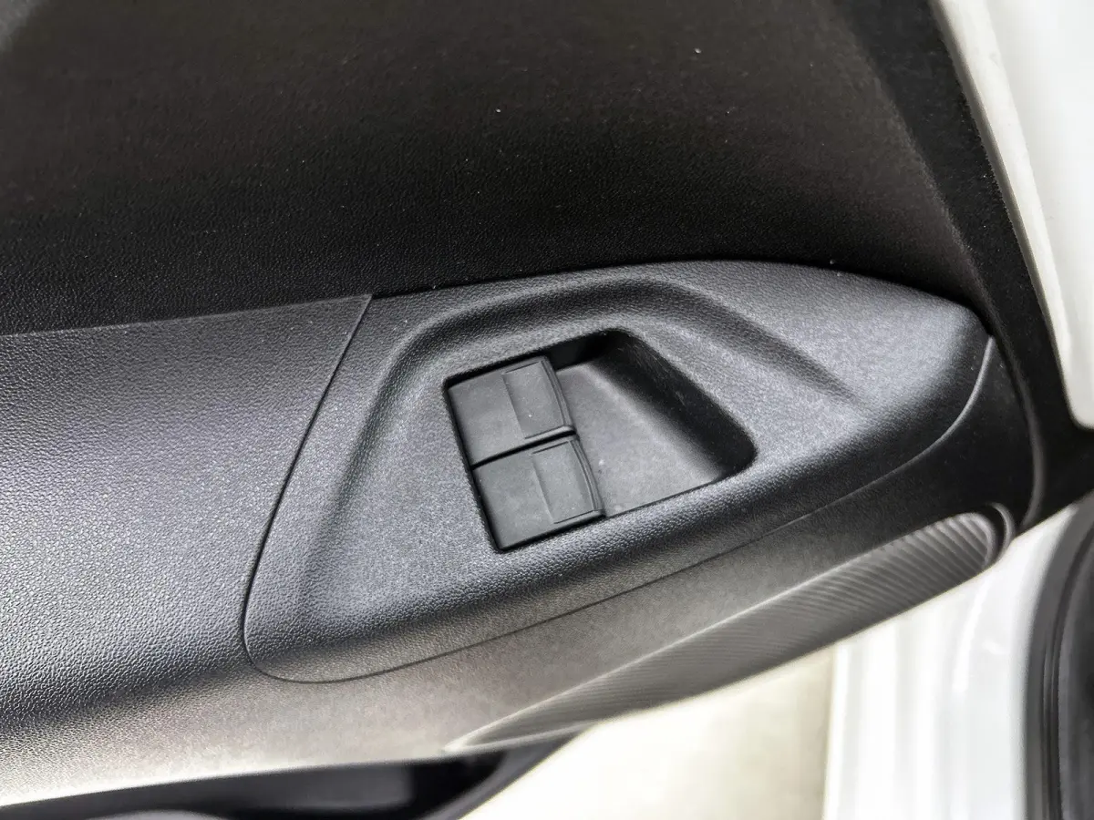 1.0 e-VTi Allure | Appe Carplay/Android Auto | Achteruitrij Camera | Airco | Snelheidsbegrenzer | Privacy Glas | 15" LMV |