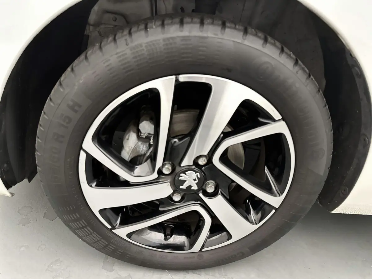 1.0 e-VTi Allure | Appe Carplay/Android Auto | Achteruitrij Camera | Airco | Snelheidsbegrenzer | Privacy Glas | 15" LMV |