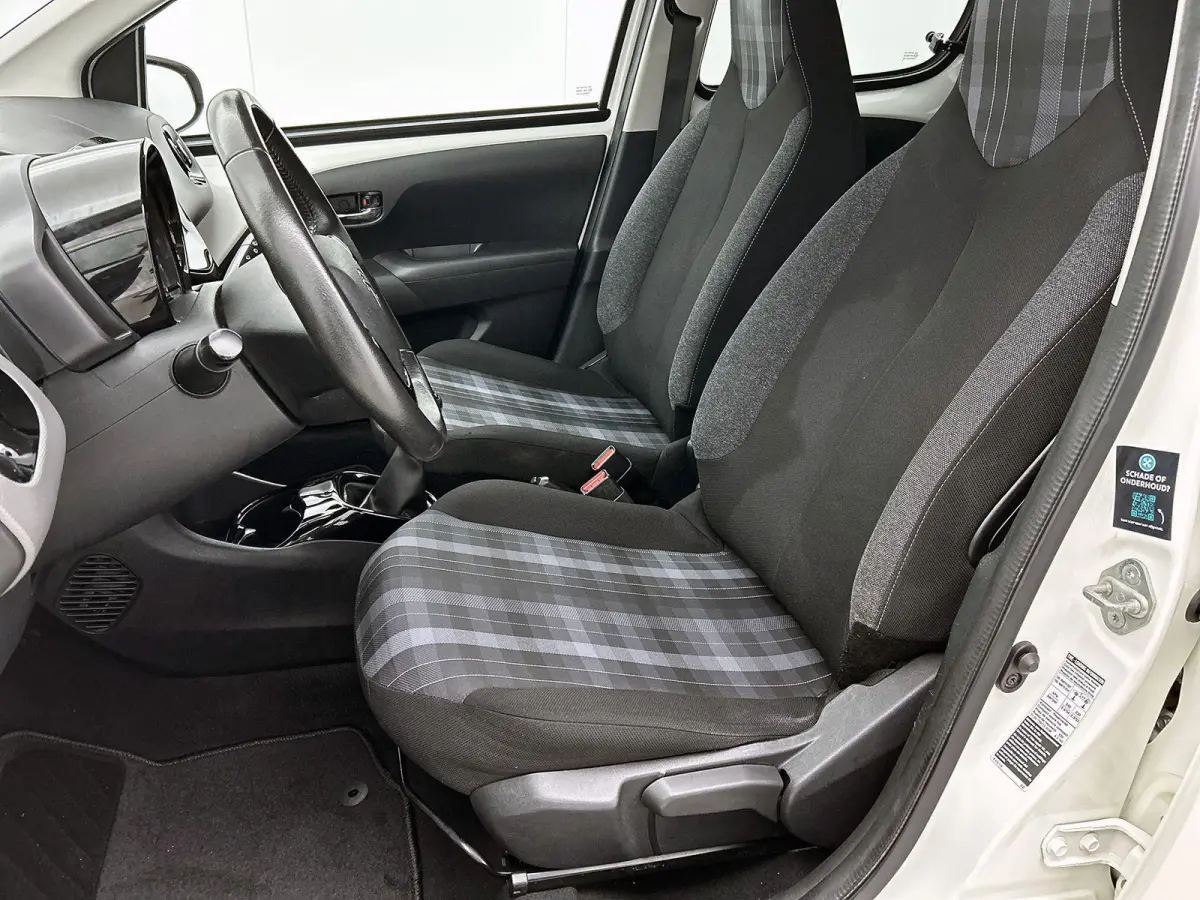 1.0 e-VTi Allure | Appe Carplay/Android Auto | Achteruitrij Camera | Airco | Snelheidsbegrenzer | Privacy Glas | 15" LMV |