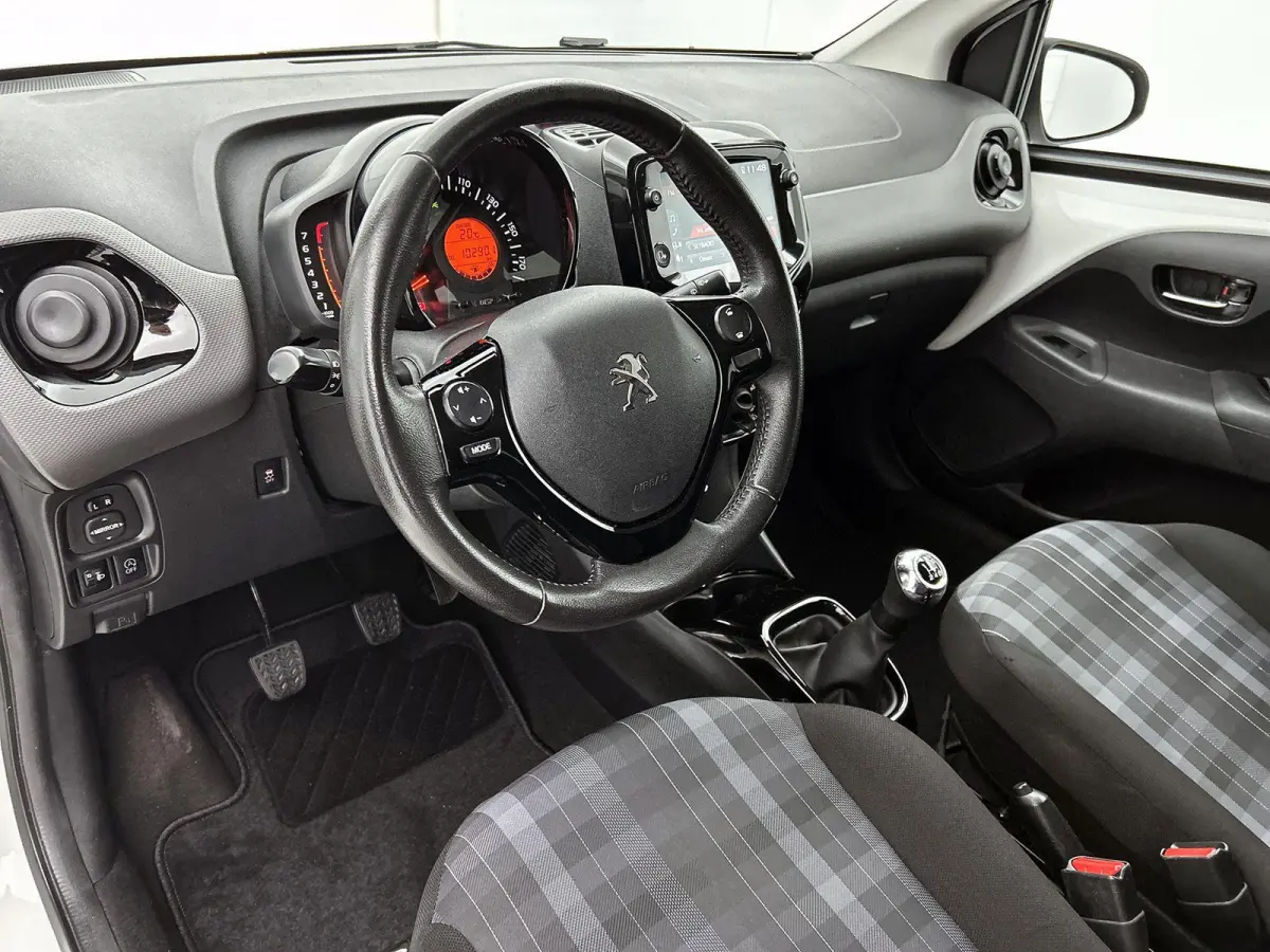 1.0 e-VTi Allure | Appe Carplay/Android Auto | Achteruitrij Camera | Airco | Snelheidsbegrenzer | Privacy Glas | 15" LMV |