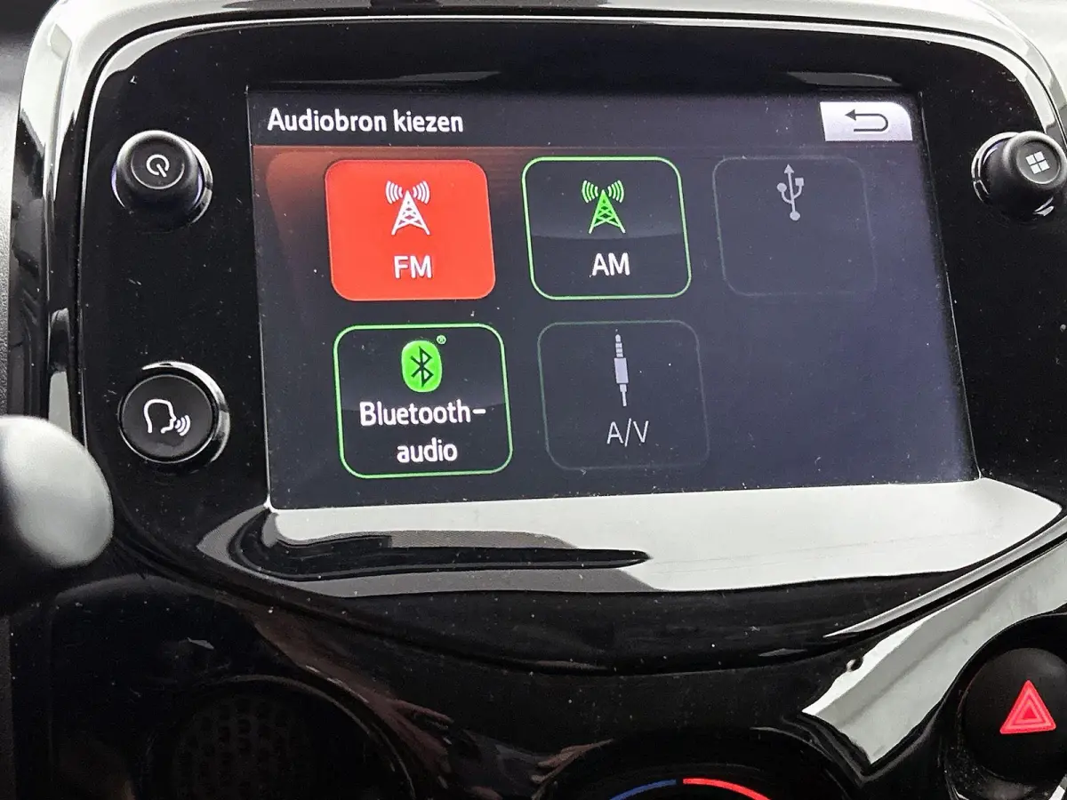 1.0 e-VTi Allure | Appe Carplay/Android Auto | Achteruitrij Camera | Airco | Snelheidsbegrenzer | Privacy Glas | 15" LMV |