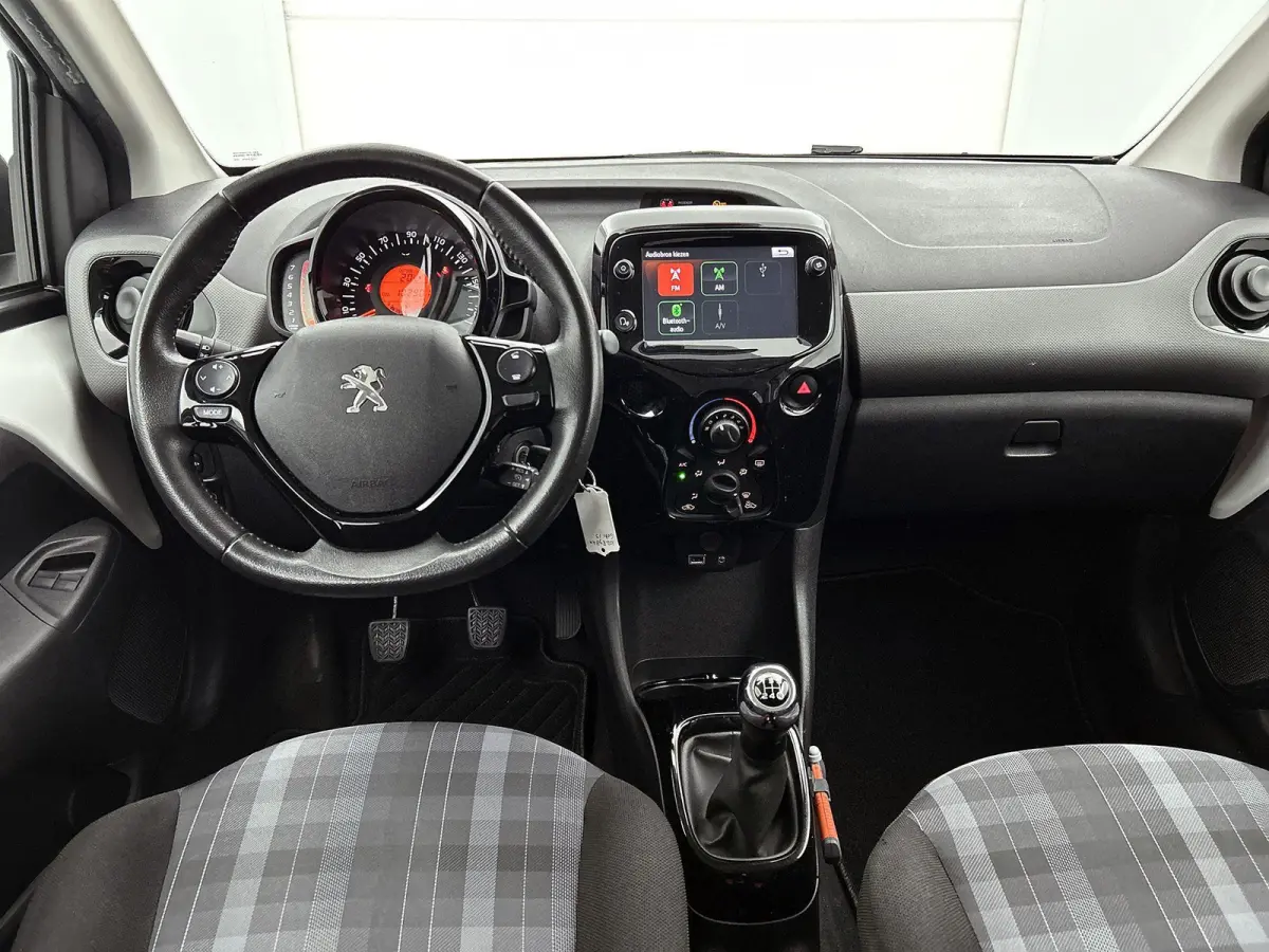 1.0 e-VTi Allure | Appe Carplay/Android Auto | Achteruitrij Camera | Airco | Snelheidsbegrenzer | Privacy Glas | 15" LMV |