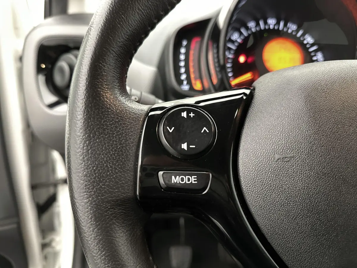 1.0 e-VTi Allure | Appe Carplay/Android Auto | Achteruitrij Camera | Airco | Snelheidsbegrenzer | Privacy Glas | 15" LMV |