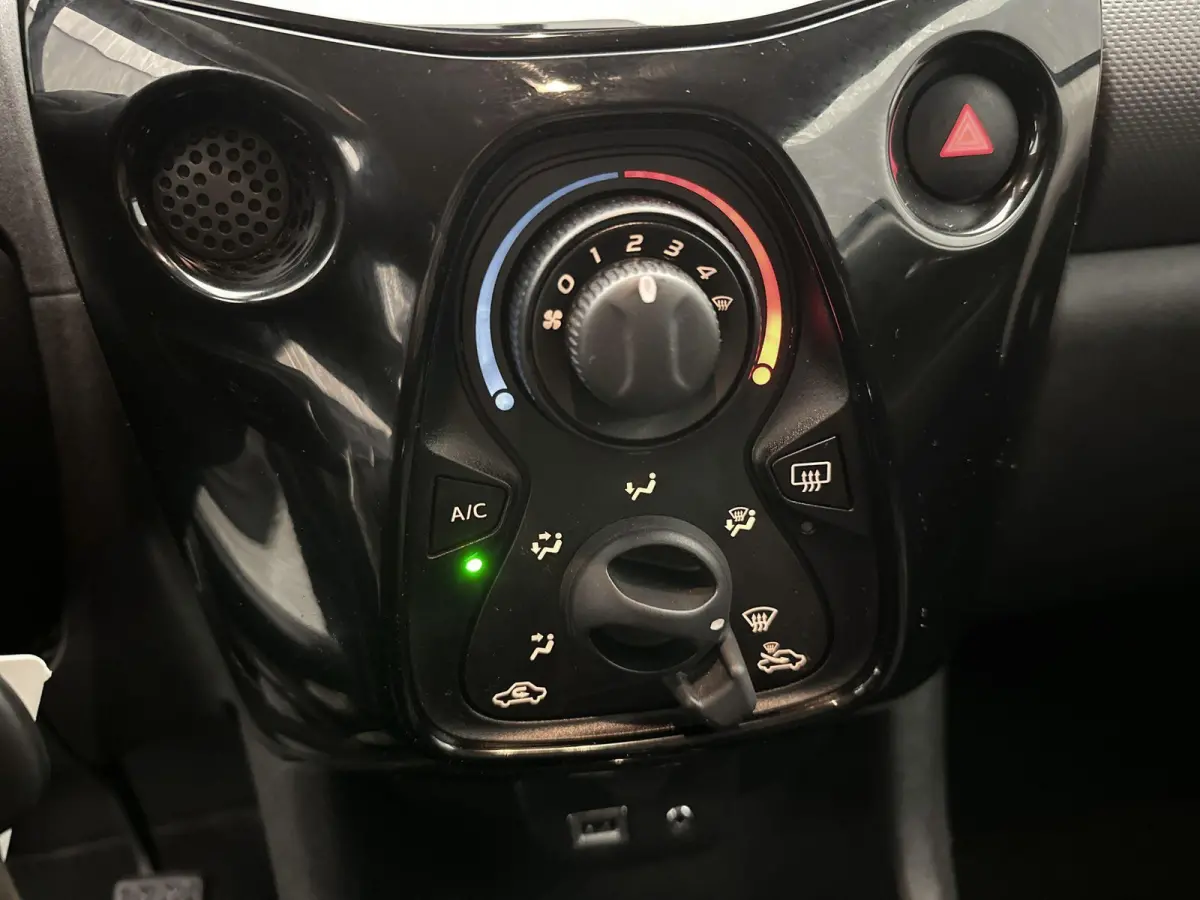 1.0 e-VTi Allure | Appe Carplay/Android Auto | Achteruitrij Camera | Airco | Snelheidsbegrenzer | Privacy Glas | 15" LMV |