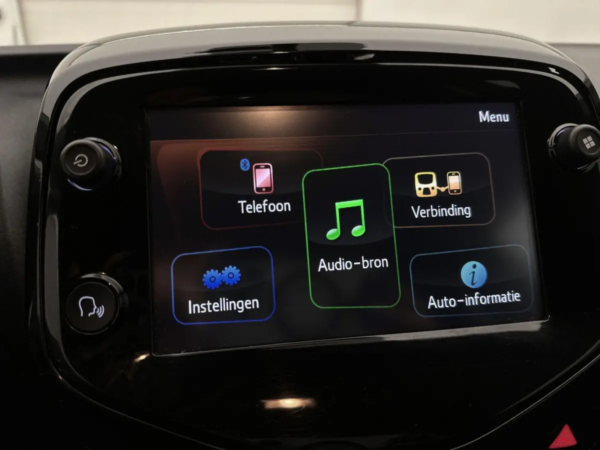 1.0 e-VTi Allure | Appe Carplay/Android Auto | Achteruitrij Camera | Airco | Snelheidsbegrenzer | Privacy Glas | 15" LMV |