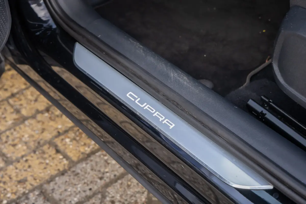 1.4 e-Hybrid Business | Cruise control adaptief | Apple Carplay/Android Auto | Full-LED | Digitaal dashboard | Keyless start | Airco (automatisch) | Apple Carplay/Android Auto|telefoonintegr