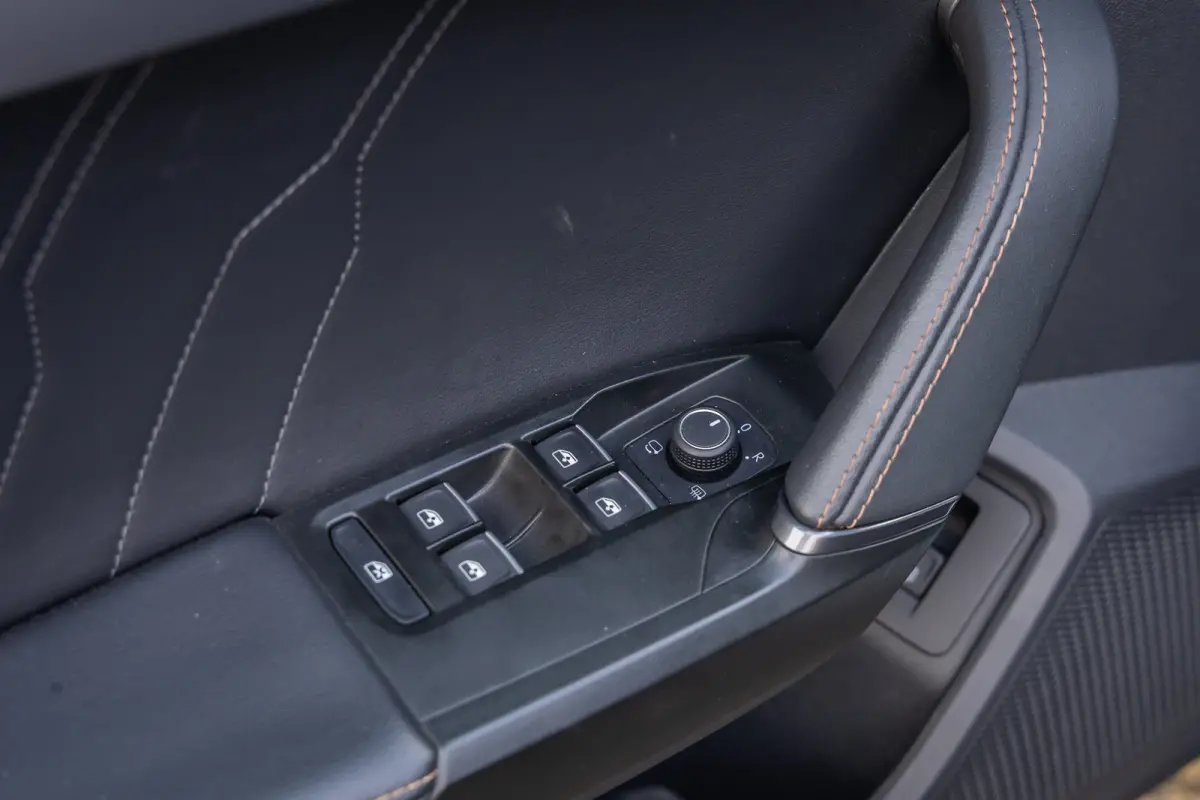 1.4 e-Hybrid Business | Cruise control adaptief | Apple Carplay/Android Auto | Full-LED | Digitaal dashboard | Keyless start | Airco (automatisch) | Apple Carplay/Android Auto|telefoonintegr