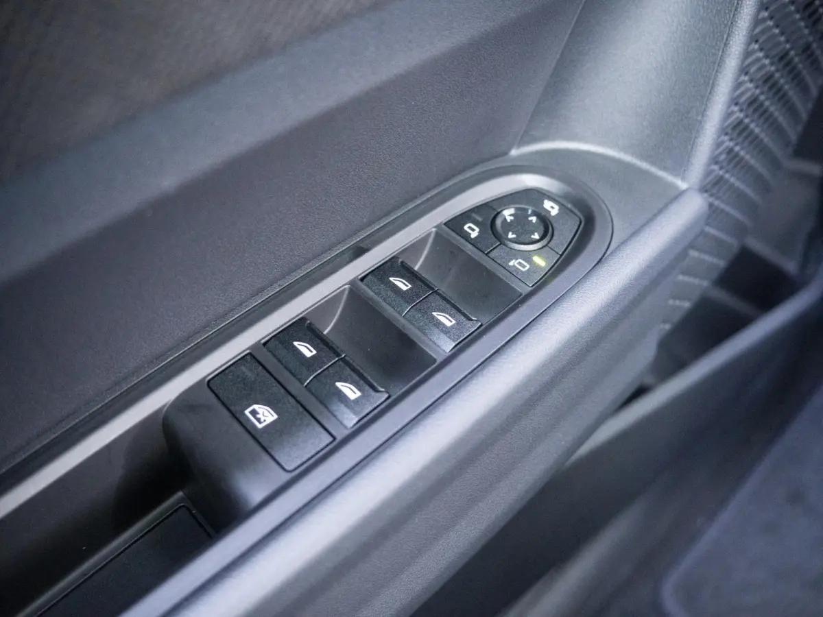 C Favoured M-Pakket + Glazen panoramadak + Harman Kardon + getint glas in achterportierruiten en achterruit + Stoel & Stuurverwarming
