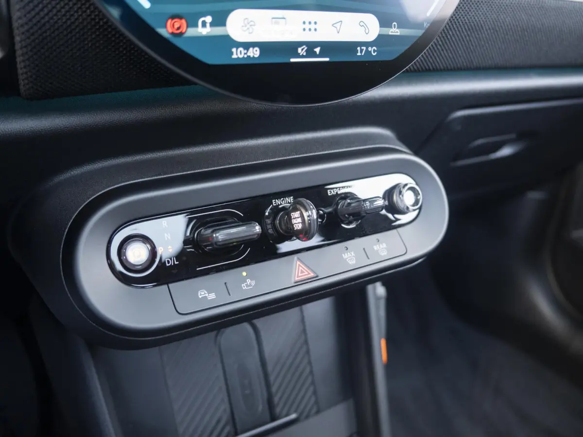 C Favoured M-Pakket + Glazen panoramadak + Harman Kardon + getint glas in achterportierruiten en achterruit + Stoel & Stuurverwarming