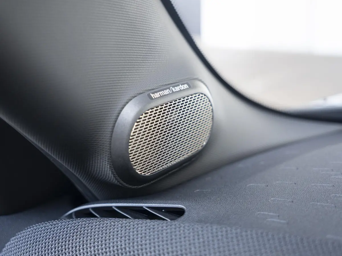 C Favoured M-Pakket + Glazen panoramadak + Harman Kardon + getint glas in achterportierruiten en achterruit + Stoel & Stuurverwarming