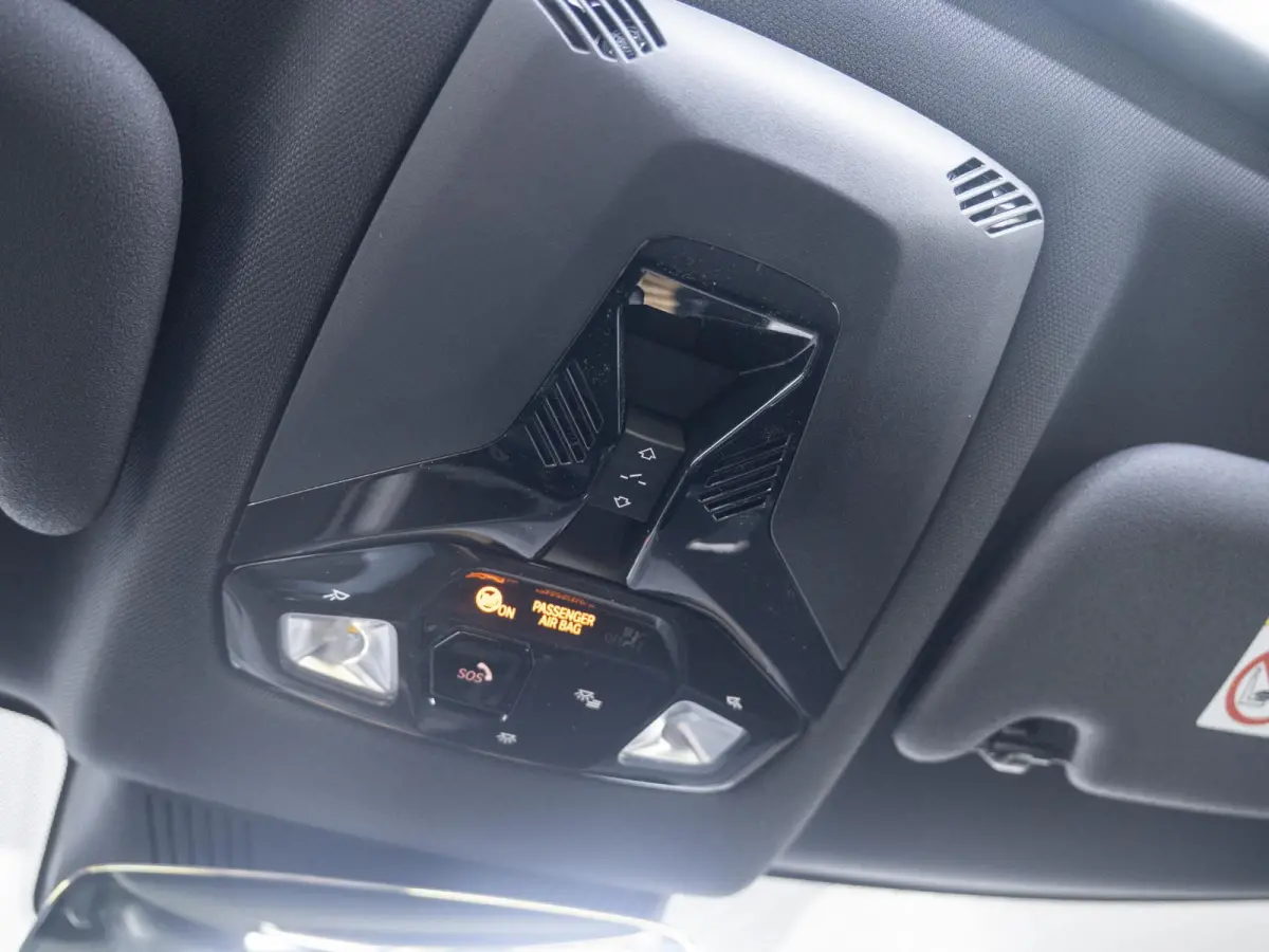 C Favoured M-Pakket + Glazen panoramadak + Harman Kardon + getint glas in achterportierruiten en achterruit + Stoel & Stuurverwarming