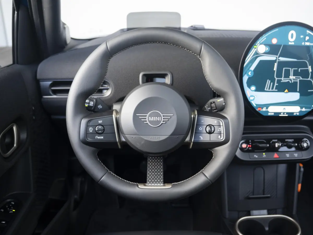 C Favoured M-Pakket + Glazen panoramadak + Harman Kardon + getint glas in achterportierruiten en achterruit + Stoel & Stuurverwarming