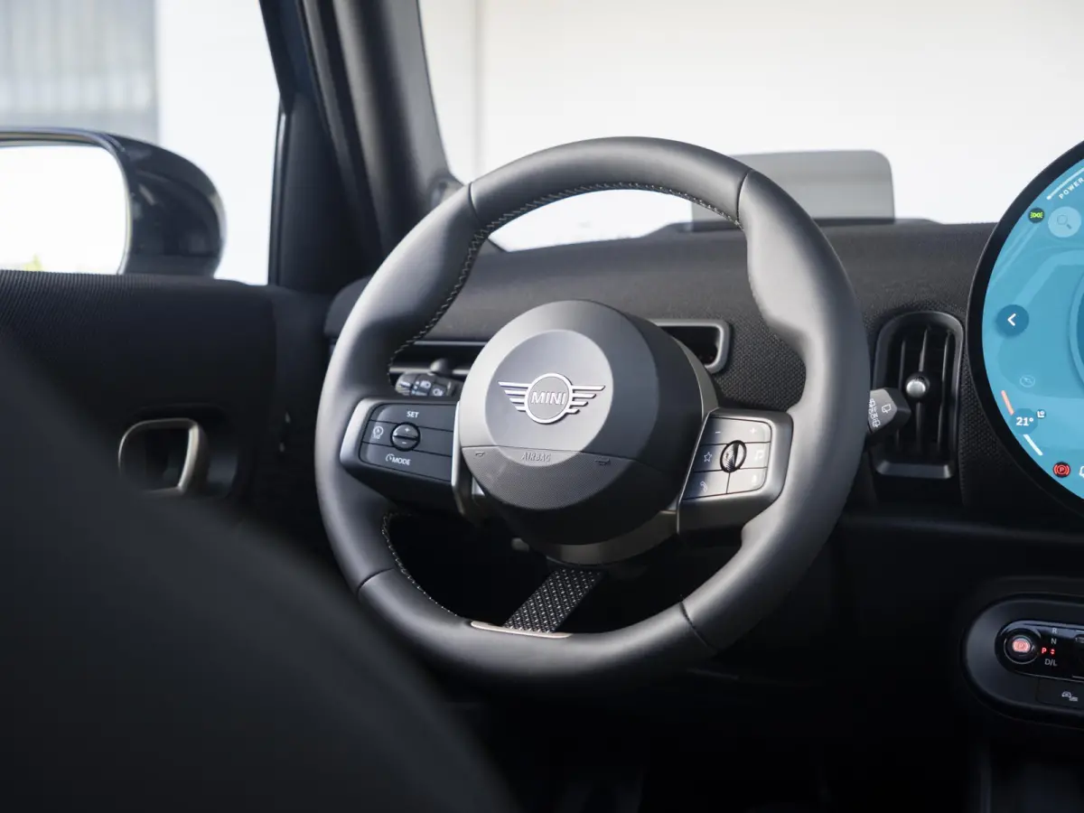 C Favoured M-Pakket + Glazen panoramadak + Harman Kardon + getint glas in achterportierruiten en achterruit + Stoel & Stuurverwarming