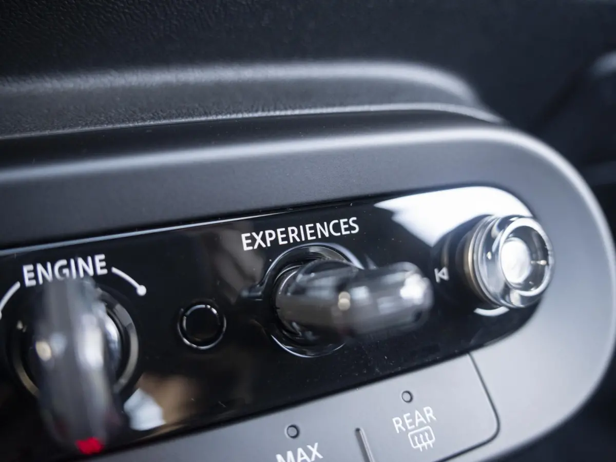 C Favoured M-Pakket + Glazen panoramadak + Harman Kardon + getint glas in achterportierruiten en achterruit + Stoel & Stuurverwarming